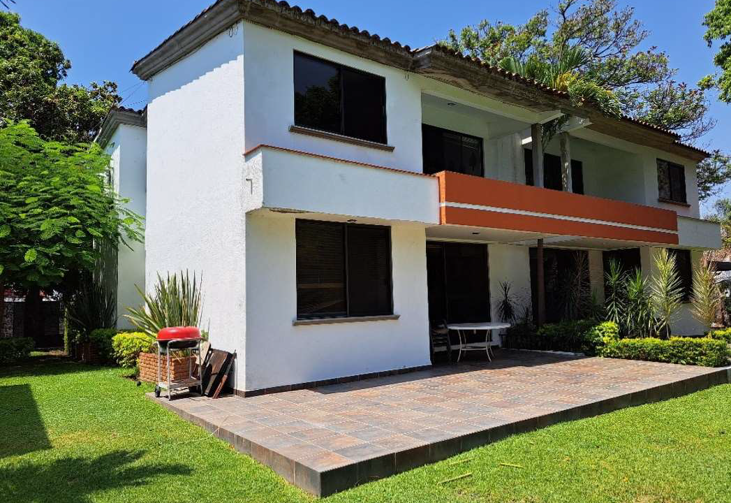 Fachada Almendros L de Cuernavaca